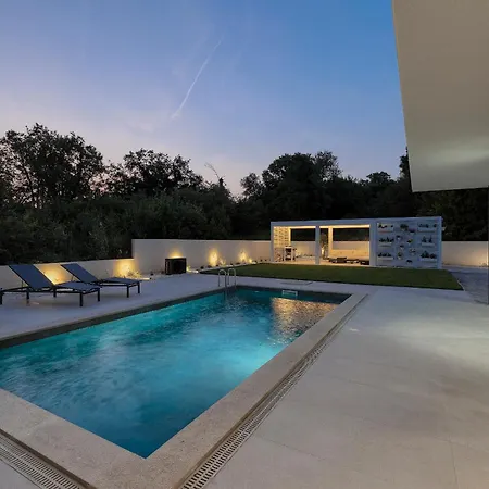 Laura فيلة Ližnjan